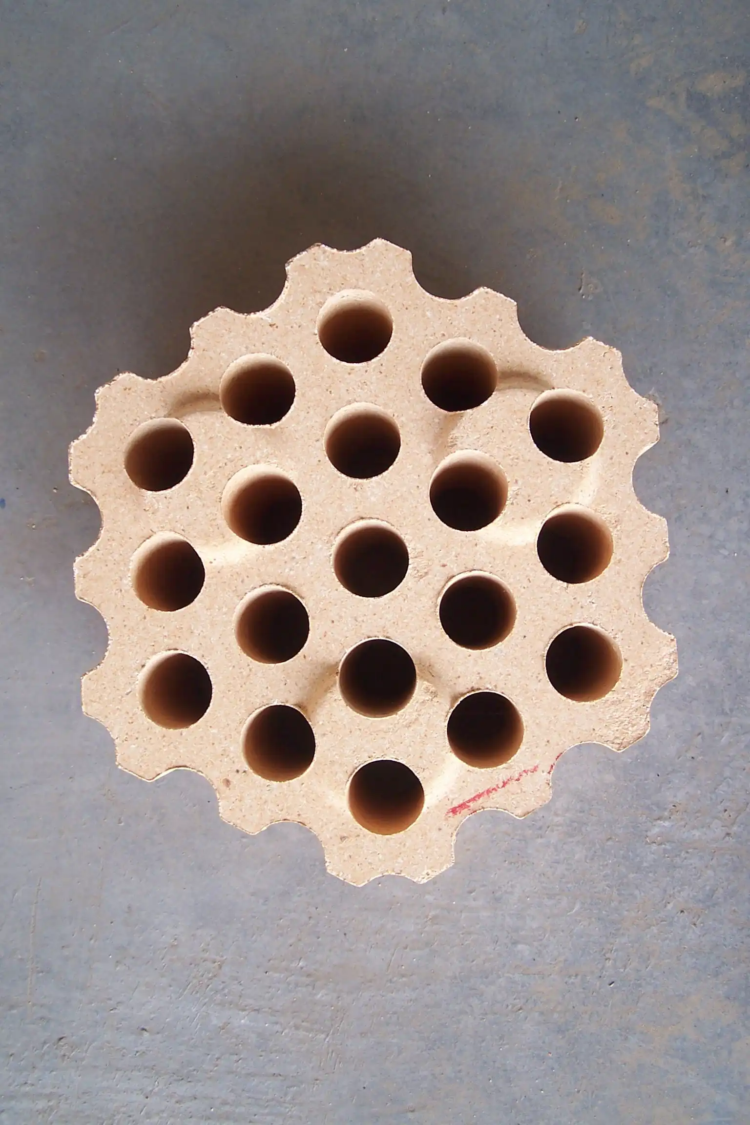 What are the key specifications of a 19-hole clay checker brick?